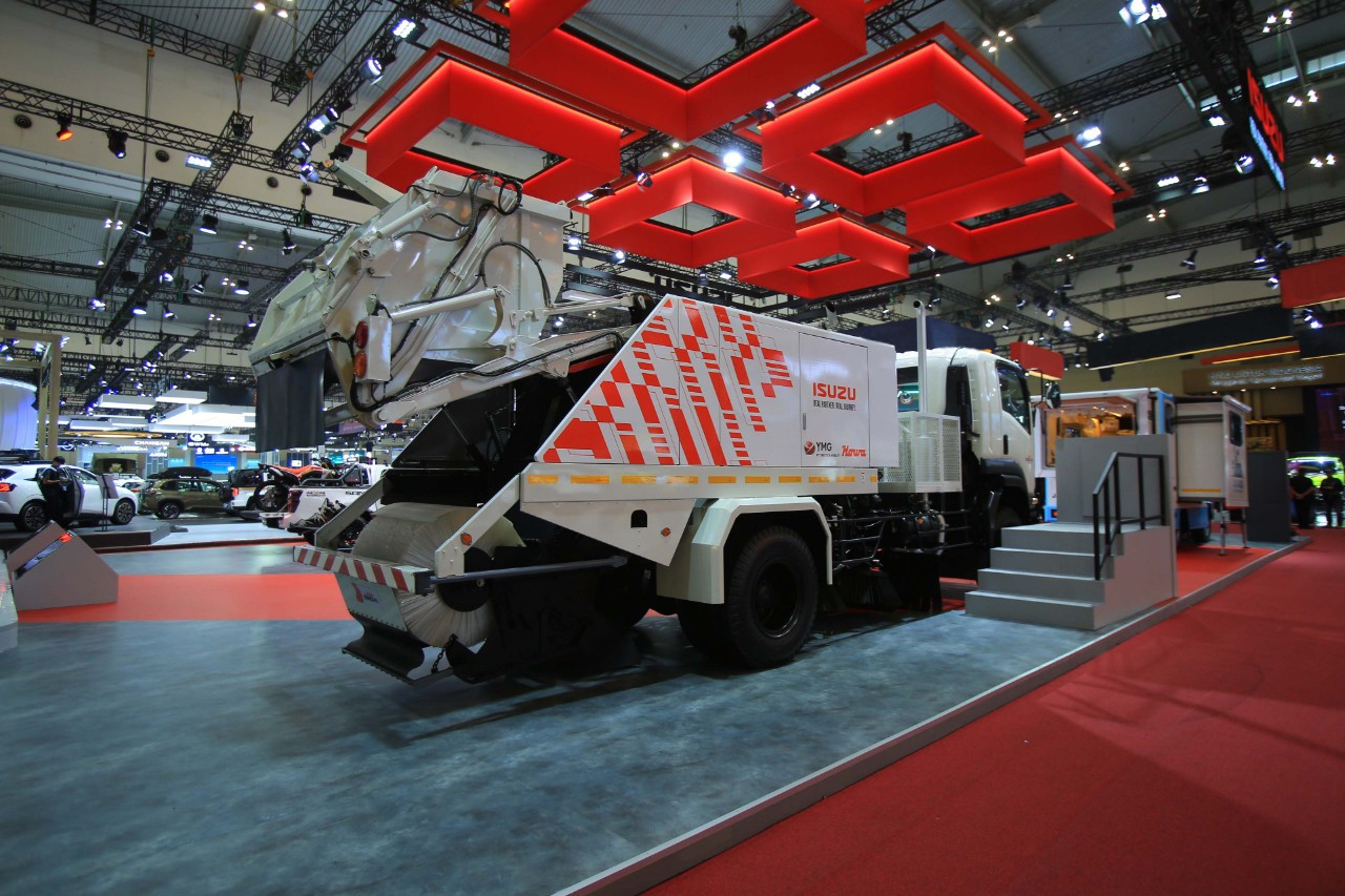 Ilustrasi giga fvr road sweeper untuk artikel Isuzu Gandeng YMG Tech Hadirkan GIGA FVR Road Sweeper